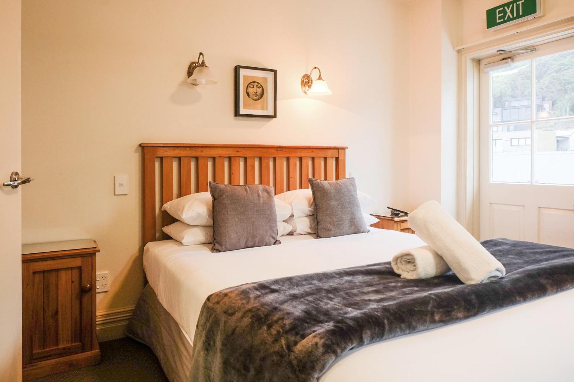 The Grand Hotel & Bar - Akaroa Buitenkant foto