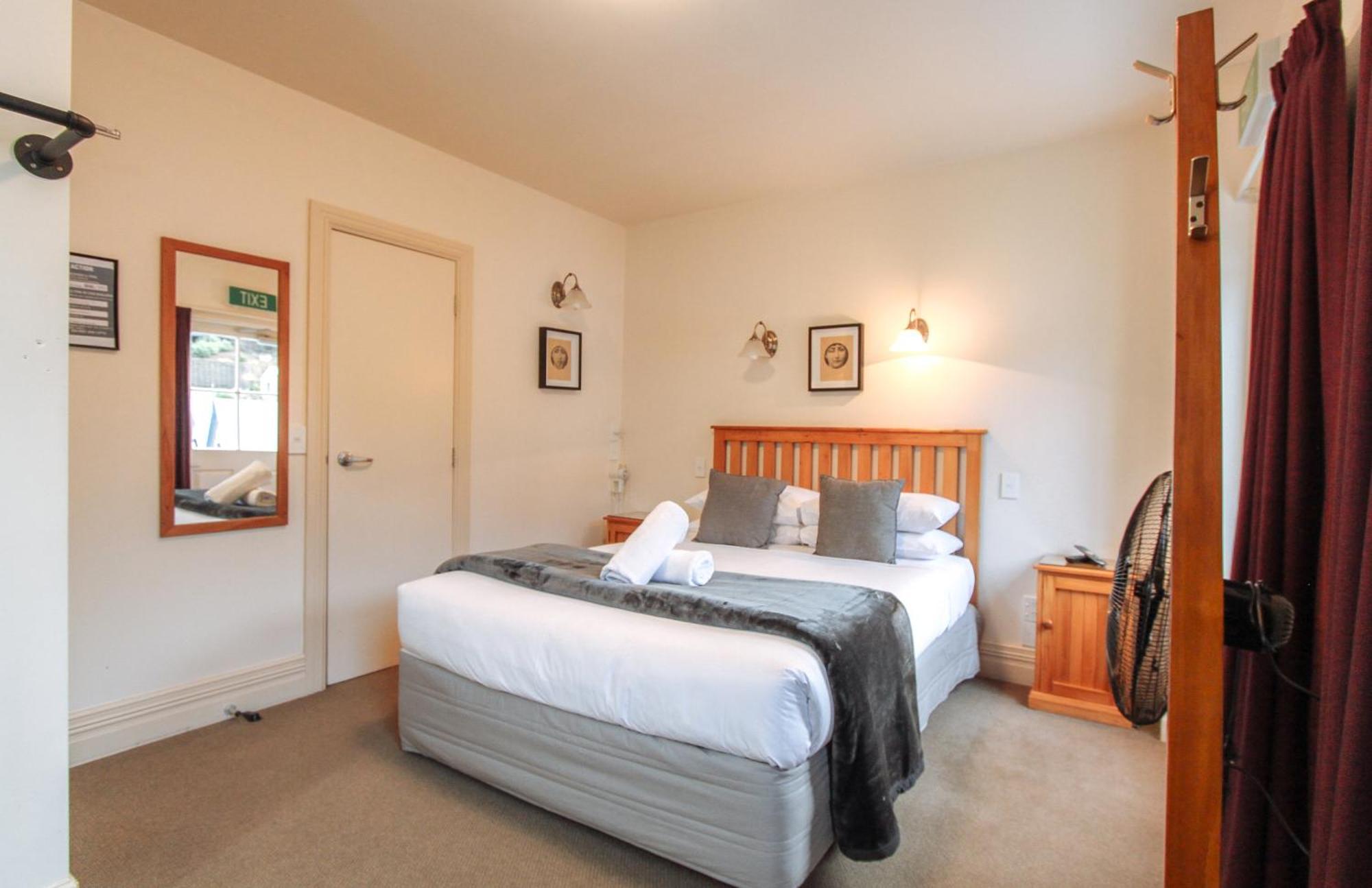 The Grand Hotel & Bar - Akaroa Buitenkant foto